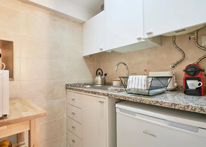 Central, Comfy And Light-filled Apt, By Timecooler *