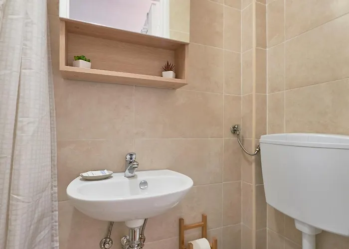 Central, Comfy And Light-filled Apt, By Timecooler *