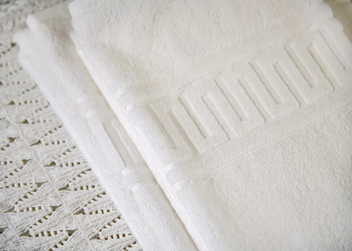 Central, Comfy And Light-filled Apt, By Timecooler