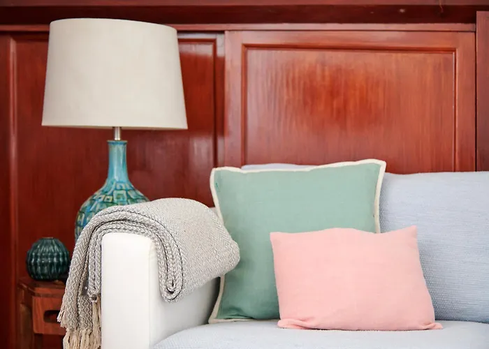 Central, Comfy And Light-filled Apt, By Timecooler